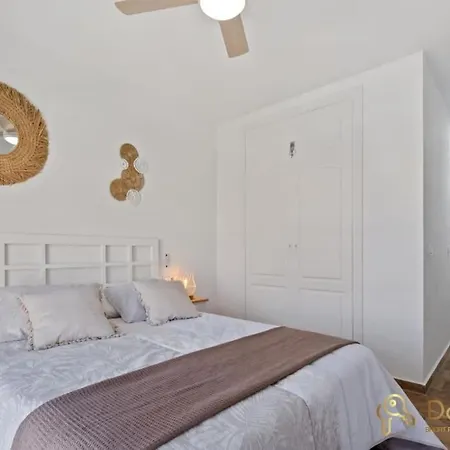 Cerca De La Playa En Lagunas De Mijas